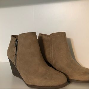 Tope Wedge Ankle Booties